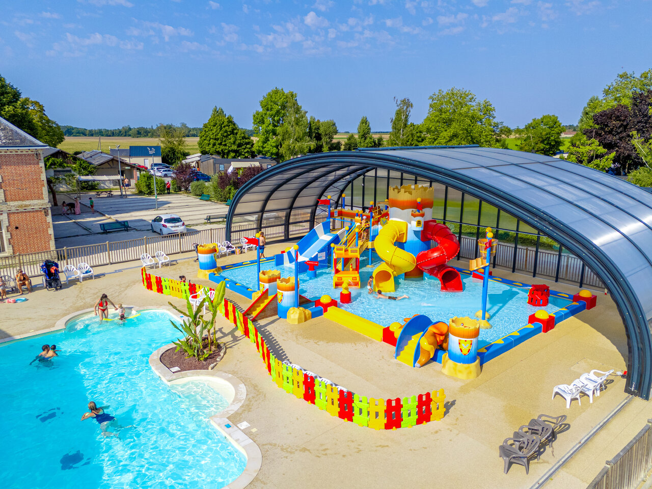 Piscine ext�rieure, jeux aquatiques et toboggans au camping CAPFUN Grenouill�re � Su�vres (41).
