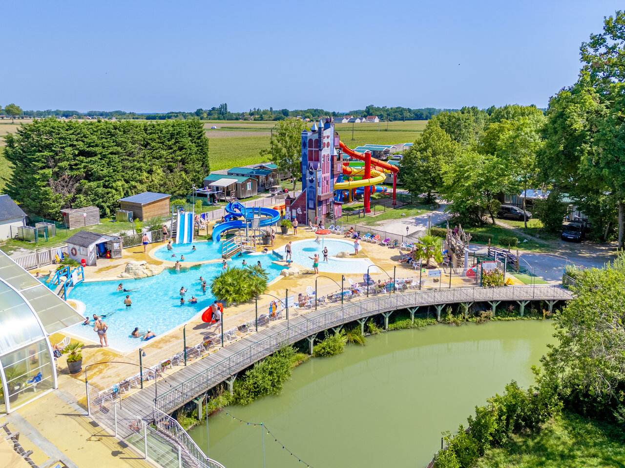 Grand parc aquatique avec piscines ext�rieures et toboggans g�ants au camping CAPFUN Grenouill�re � Su�vres (41).