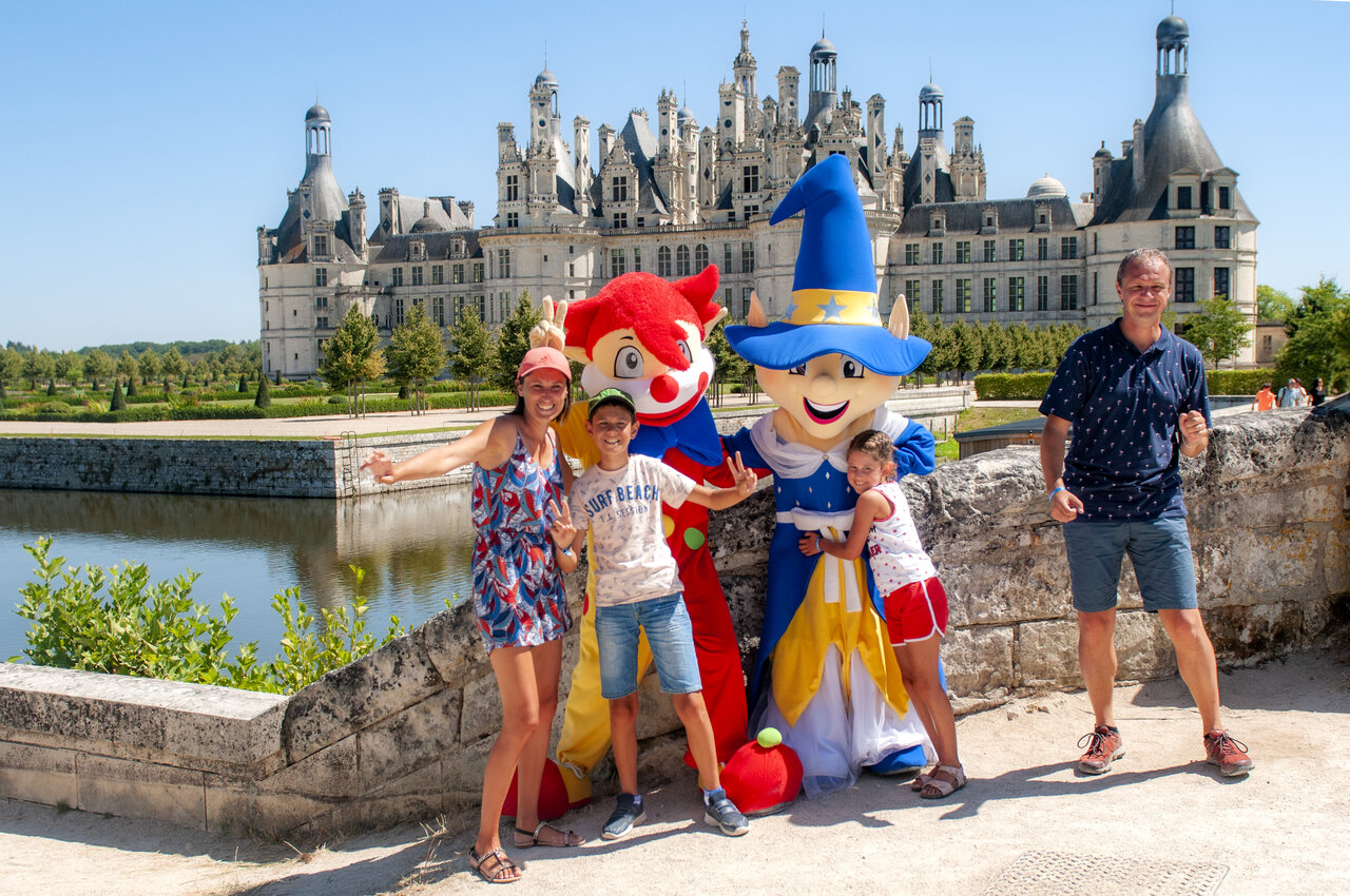 Famille et mascottes devant le Ch�teau de Chambord, pr�s de Su�vres (41).