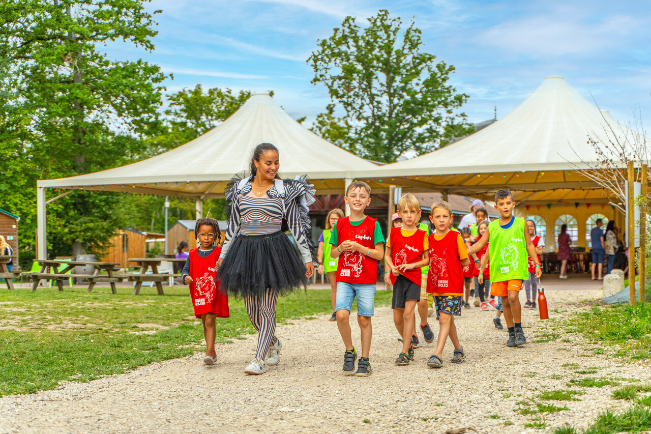 Enfants du Mini Club Capfun avec animateur costum� au camping CAPFUN Grenouill�re � Su�vres (41).
