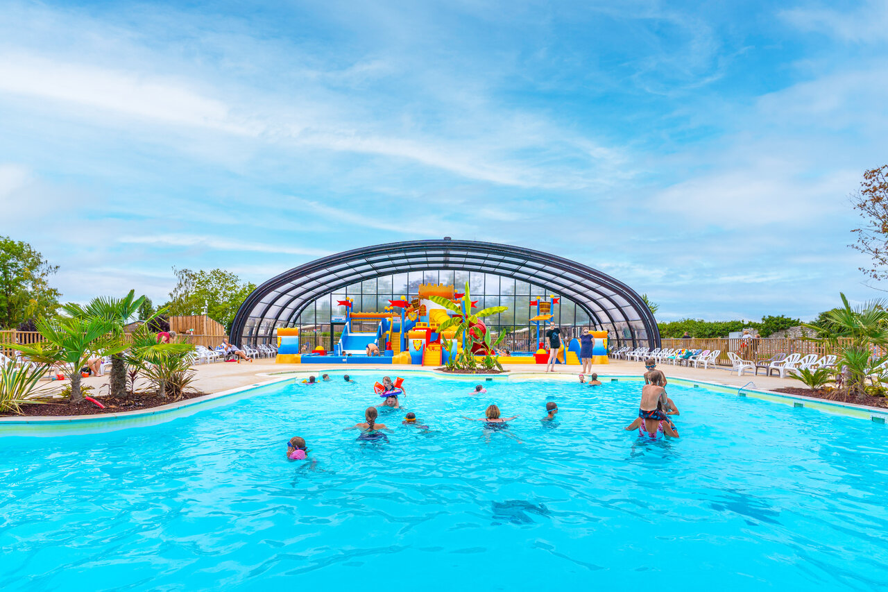 Piscine ext�rieure et jeux aquatiques couverts au camping CAPFUN Grenouill�re � Su�vres (41).