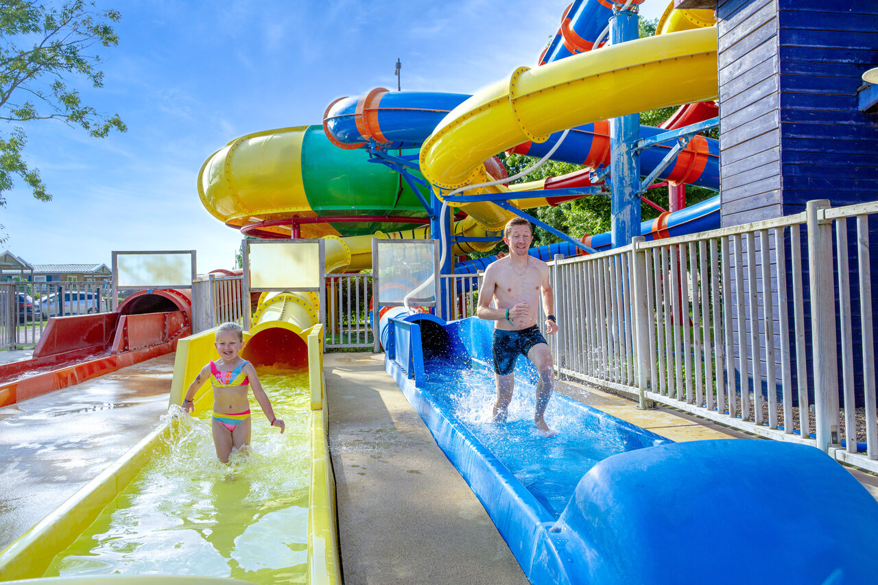 Toboggans aquatiques, homme et enfant s'amusant au camping CAPFUN Grenouill�re � Su�vres (41).