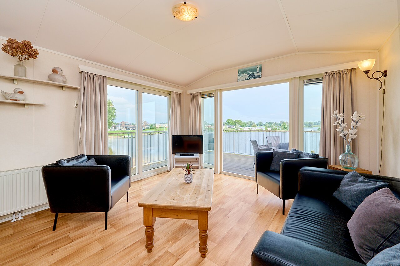 Salon de Mobil-home lumineux, vue sur l'eau au camping CAPFUN Groene Eiland � Appeltern.