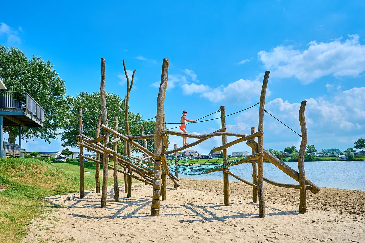 Aire de jeux en bois sur plage de sable, enfant, CAPFUN Groene Eiland.