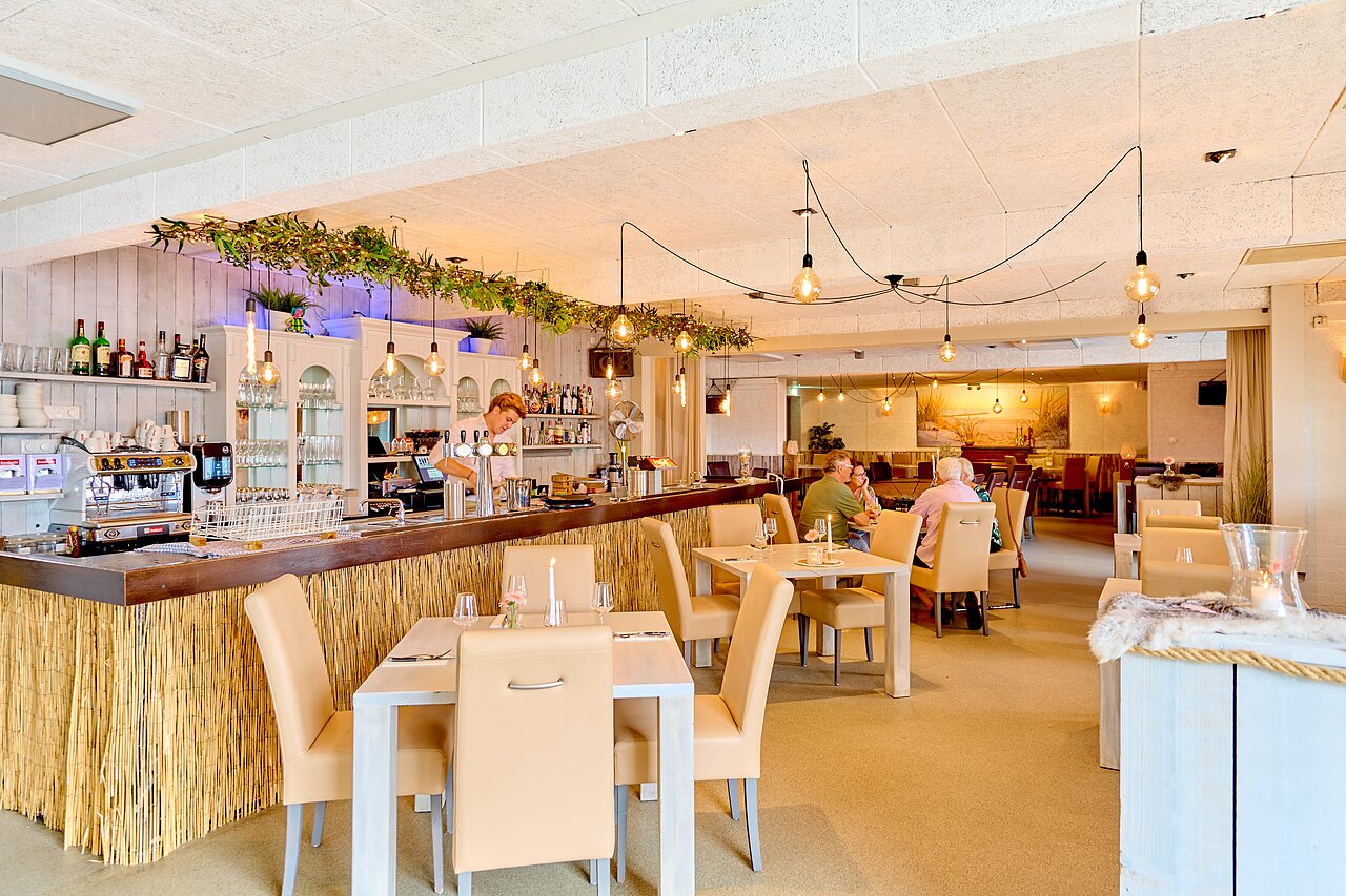 Restaurant et bar moderne avec tables et service au camping CAPFUN Groene Eiland � Appeltern.