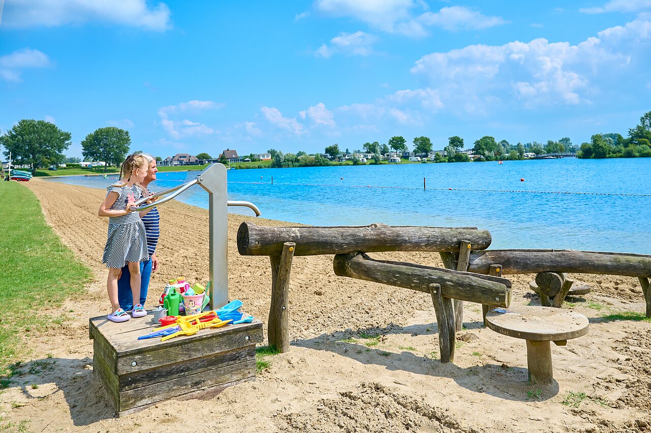 Plage de sable, jeux d'eau pour enfants au camping CAPFUN Groene Eiland � Appeltern.