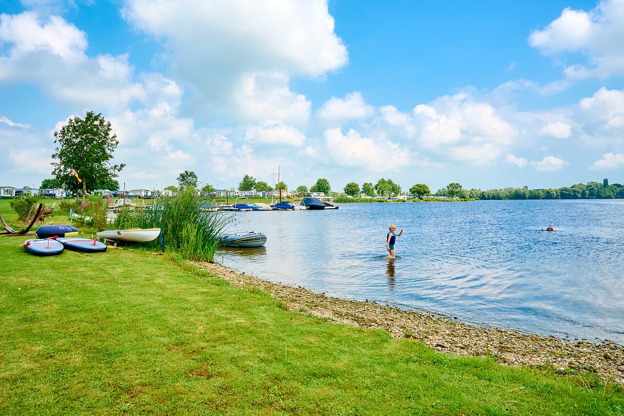 Enfant jouant dans l'eau, �quipements nautiques, lac au camping CAPFUN Groene Eiland � Appeltern.