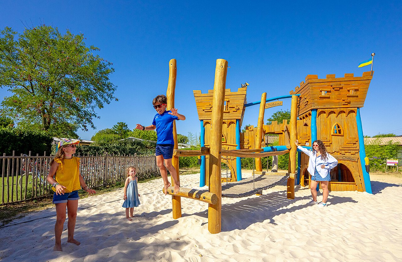 Aire de jeux ch�teau en bois pour enfants au camping VAGUES OCEANES Grosses Pierres.