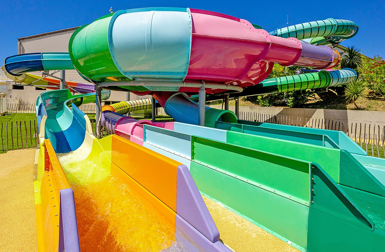 Toboggans aquatiques color�s et pistes de glisse au camping VAGUES OCEANES Grosses Pierres.