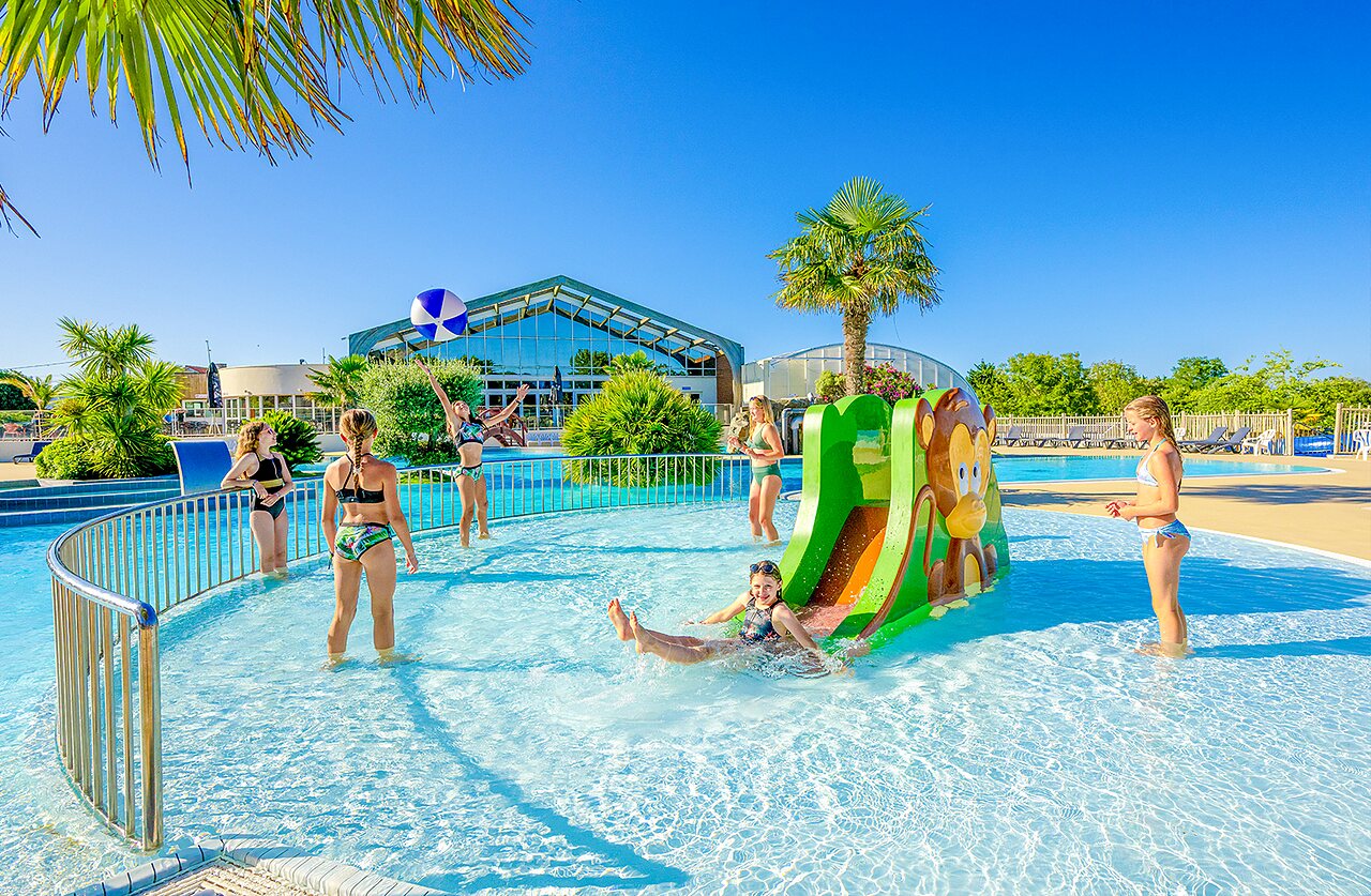 Piscine ludique, toboggan enfant, jeunes au camping VAGUES OCEANES Grosses Pierres, Ol�ron.