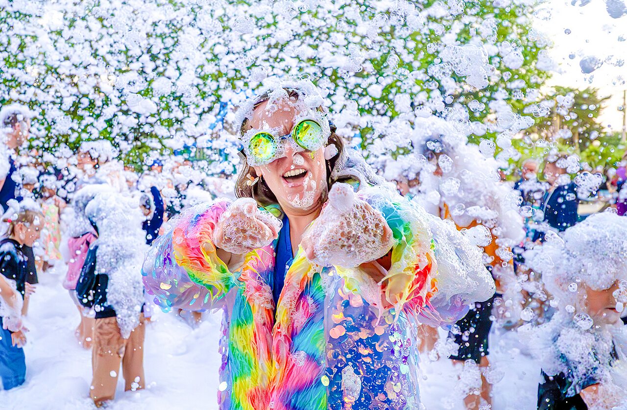 F�te de la mousse joyeuse avec animateur au camping VAGUES OCEANES Grosses Pierres � Saint-Georges-d'Ol�ron (17).