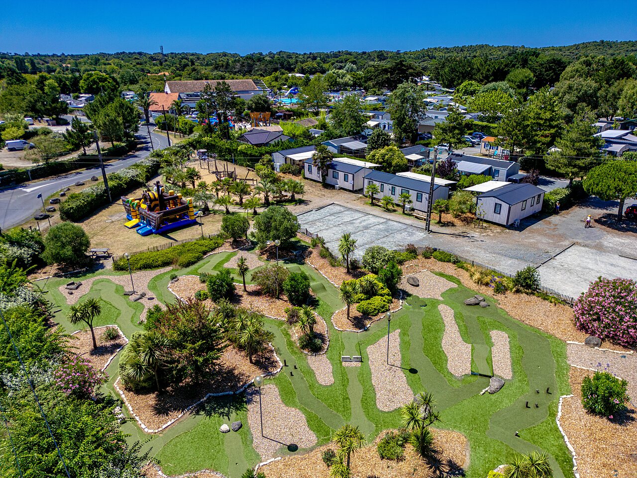 Vue a�rienne mini-golf, jeux et Mobil-homes au camping VAGUES OCEANES Grosses Pierres.