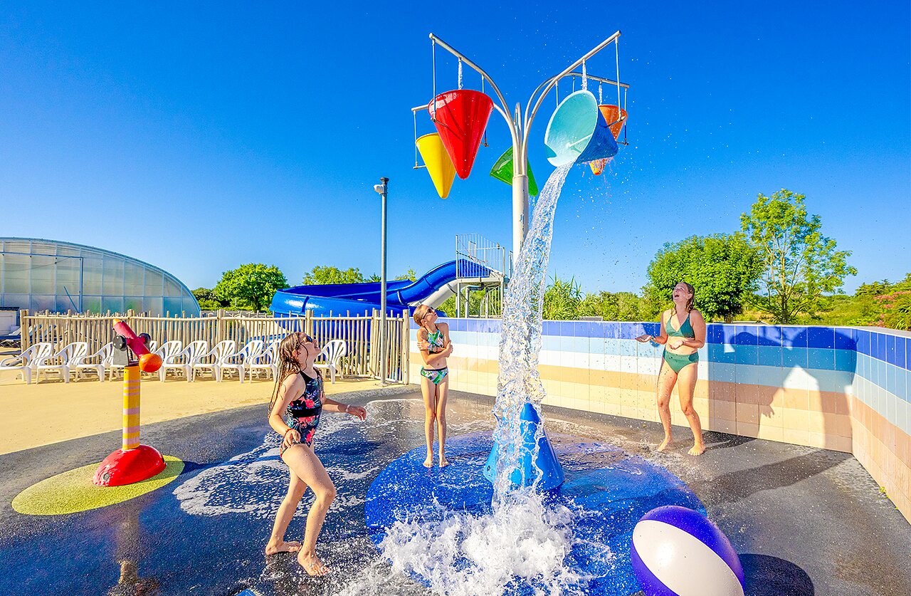 Espace aquatique et toboggan au camping VAGUES OCEANES Grosses Pierres � Saint-Georges-d'Ol�ron (17).