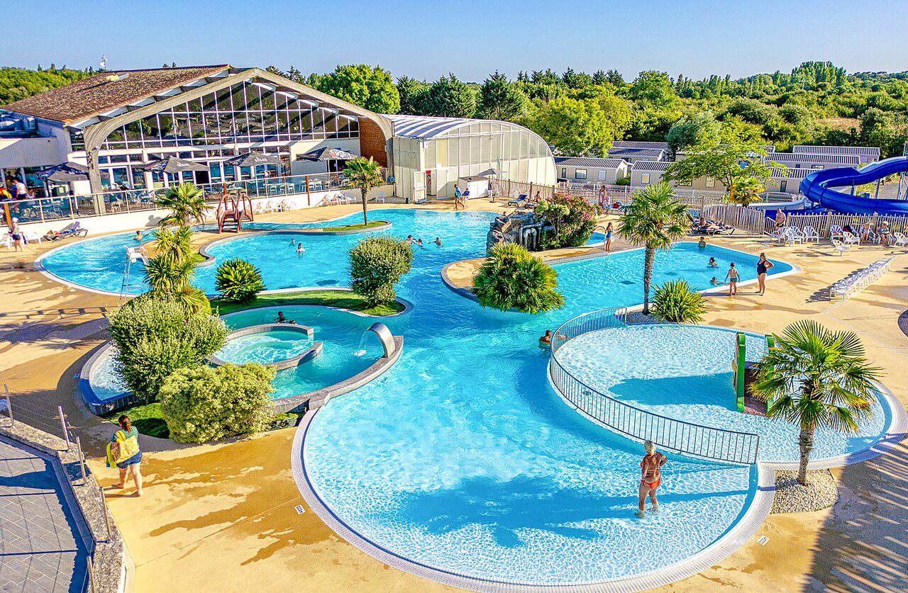 Parc aquatique, toboggan, piscines au camping VAGUES OCEANES Grosses Pierres � Saint-Georges-d'Ol�ron.