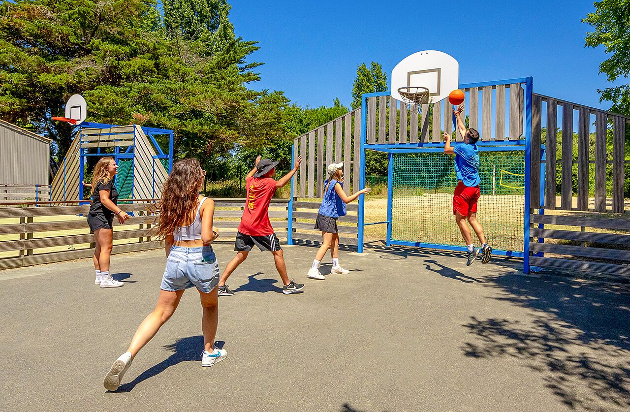 Terrain de basketball ext�rieur pour jeunes au camping VAGUES OCEANES Grosses Pierres, Saint-Georges-d'Ol�ron.