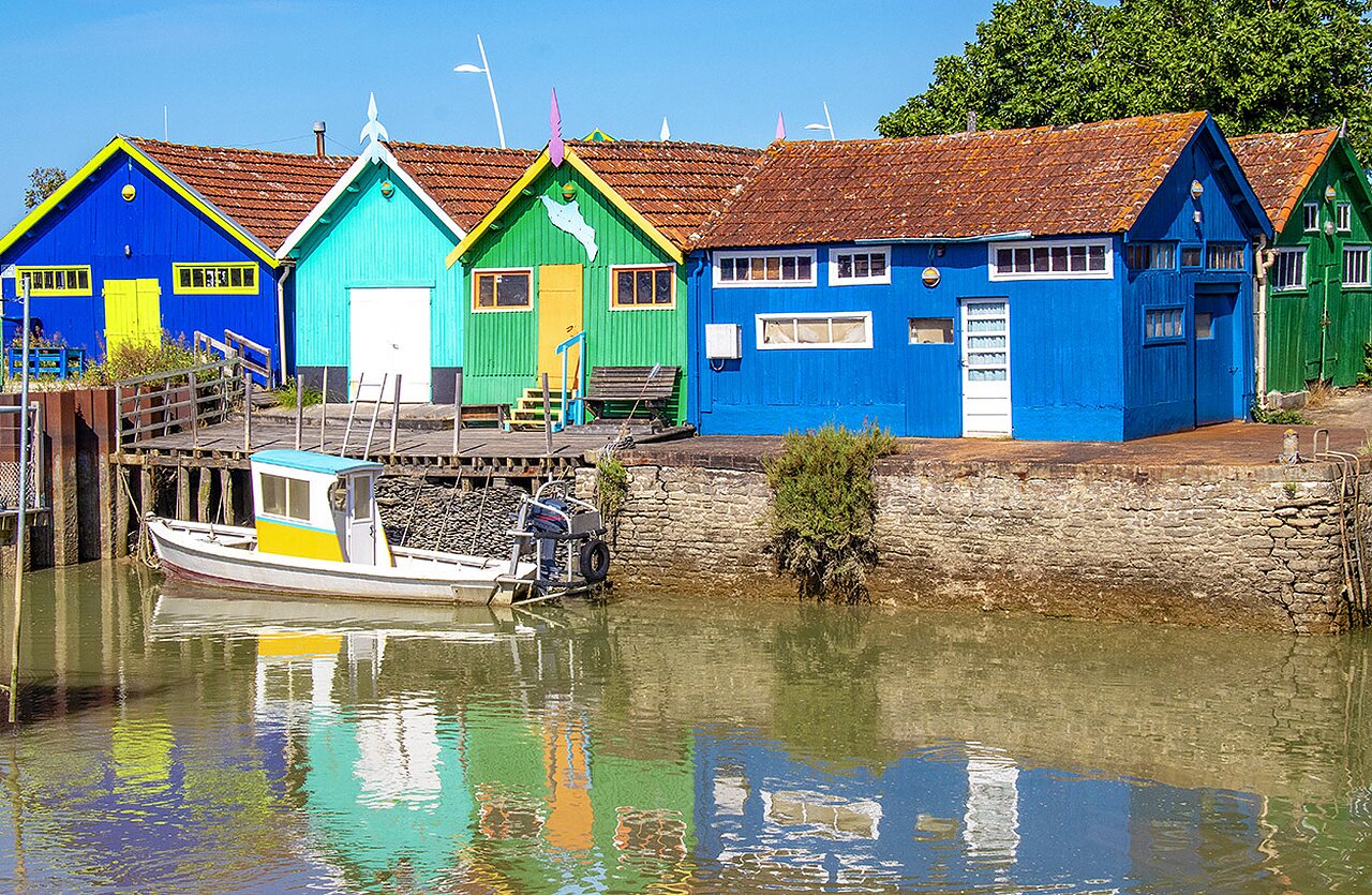 Maisons color�es et bateau de p�che dans un village pittoresque au bord de l'eau.