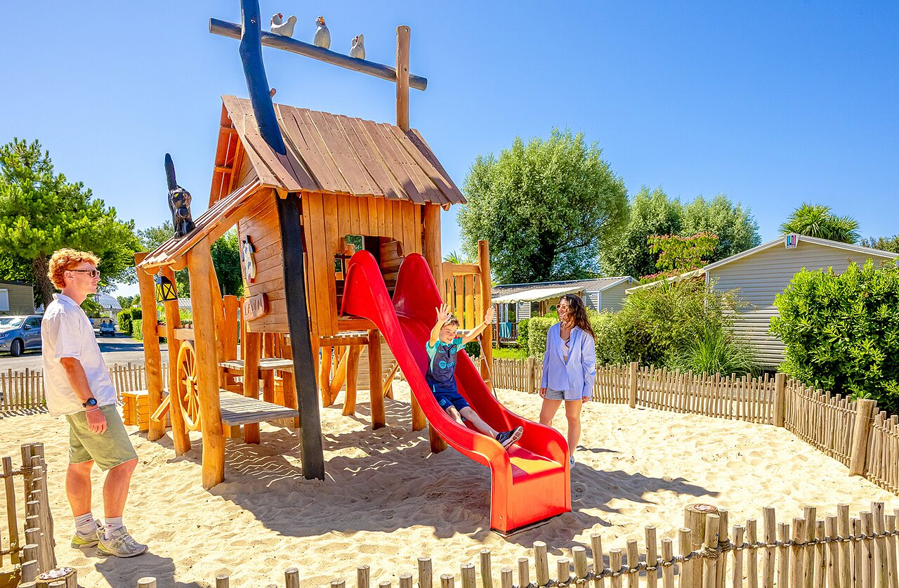 Aire de jeux en bois, toboggan, enfants au camping VAGUES OCEANES Grosses Pierres.