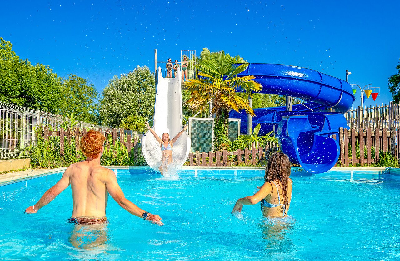 Toboggans aquatiques et piscine ext�rieure au camping VAGUES OCEANES Grosses Pierres � Saint-Georges-d'Ol�ron (17).