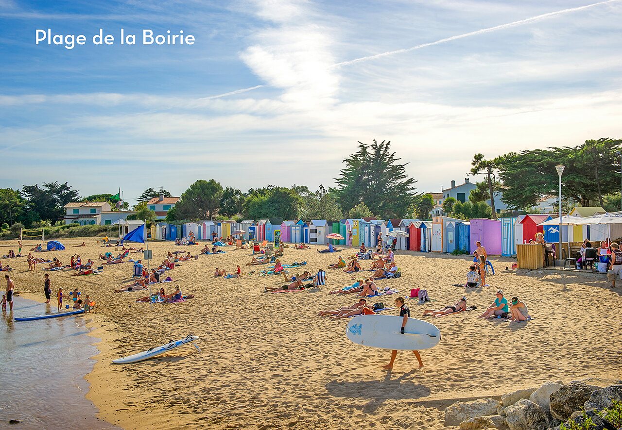 Plage de la Boirie anim�e avec cabines color�es, un lieu � visiter sur l'�le d'Ol�ron.