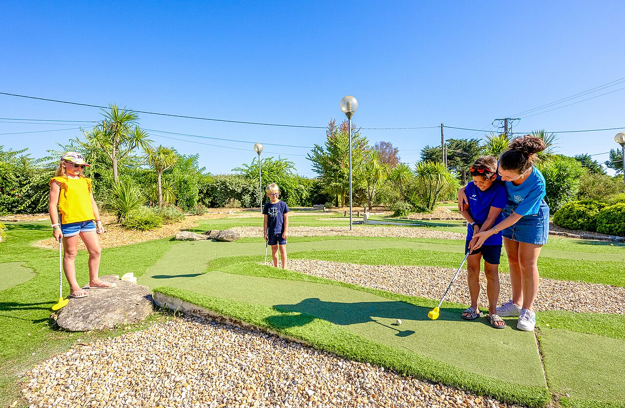Mini-golf avec enfants au camping VAGUES OCEANES Grosses Pierres � Saint-Georges-d'Ol�ron (17).
