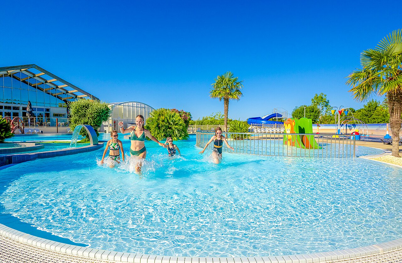 Piscine ext�rieure, enfants, jeux aquatiques au camping VAGUES OCEANES Grosses Pierres.