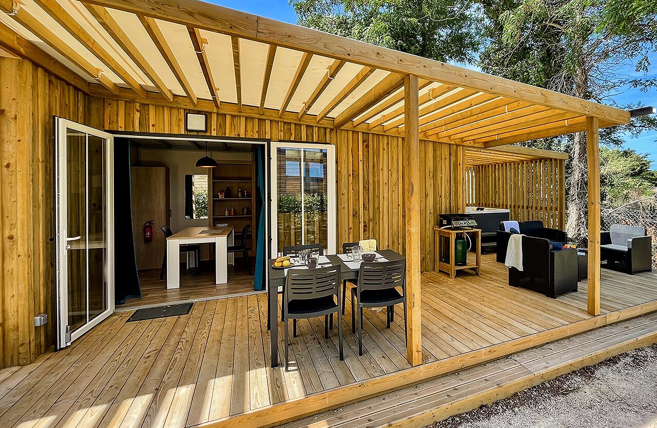 Mobil-home, terrasse en bois, jacuzzi au camping VAGUES OCEANES Grosses Pierres � Saint-Georges-d'Ol�ron (17).