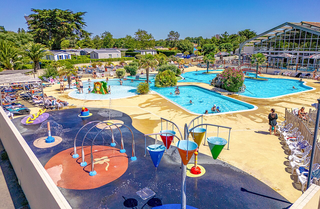 Piscines, pataugeoire et jeux aquatiques au camping VAGUES OCEANES Grosses Pierres � Saint-Georges-d'Ol�ron (17).