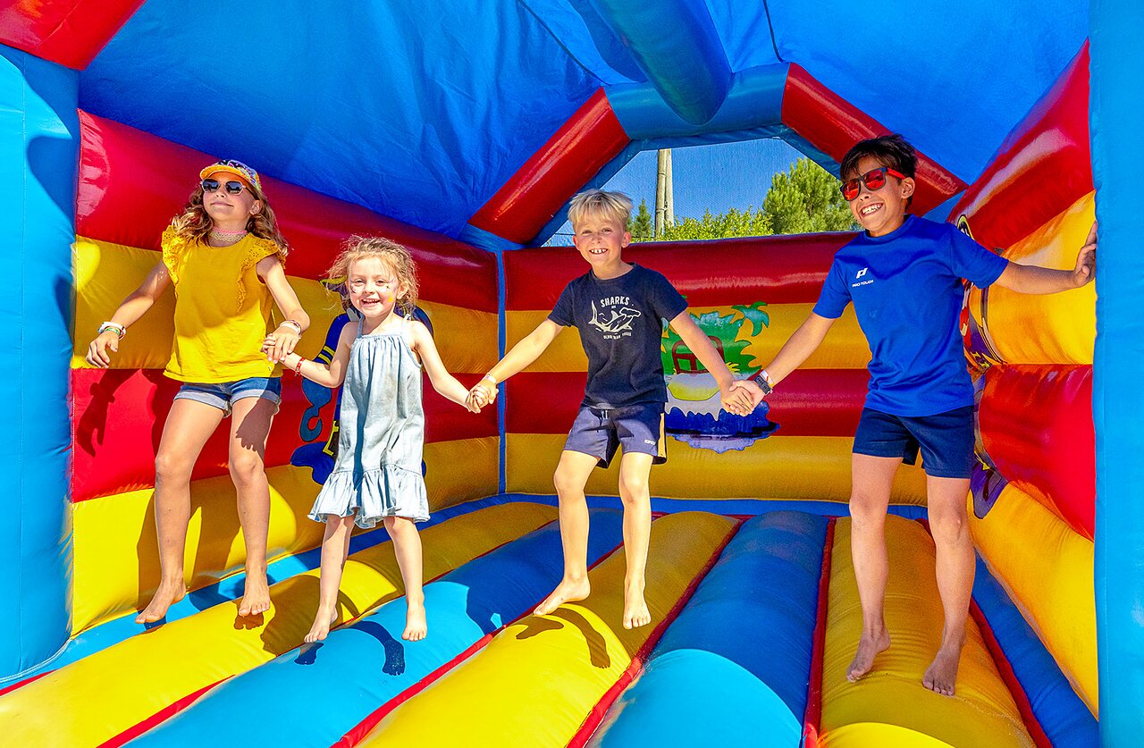 Ch�teau gonflable enfants au camping VAGUES OCEANES Grosses Pierres � Saint-Georges-d'Ol�ron (17).