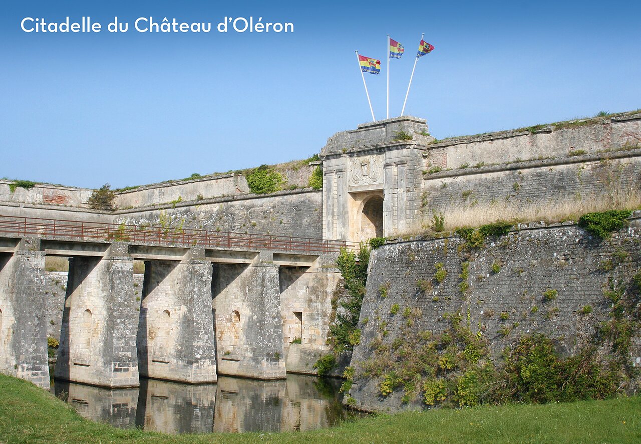 Citadelle du Ch�teau d'Ol�ron, forteresse historique avec douves et pont sur l'�le.