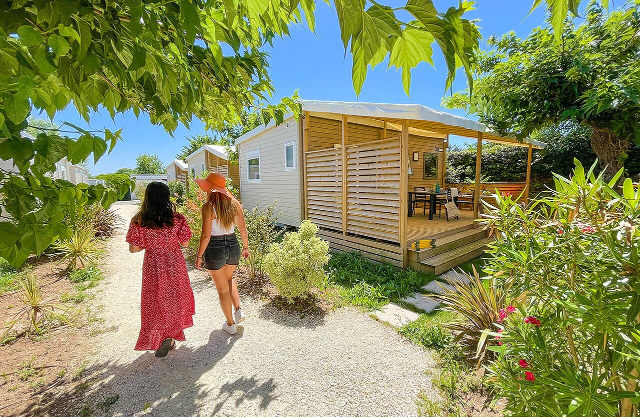 Mobil-home moderne avec terrasse en bois au camping VAGUES OCEANES Grosses Pierres, Saint-Georges-d'Ol�ron.