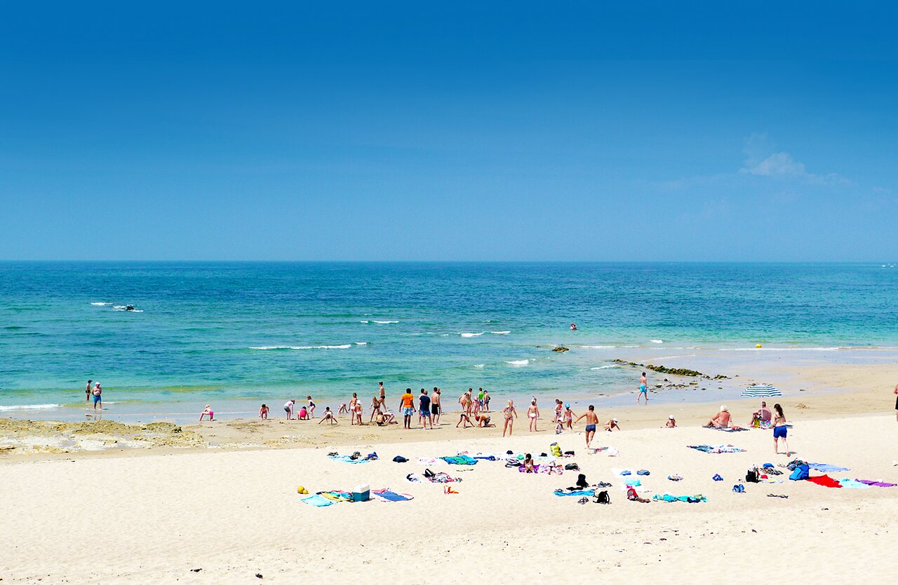 Plage de sable fin avec baigneurs et familles au camping VAGUES OCEANES Grosses Pierres � Saint-Georges-d'Ol�ron (17).