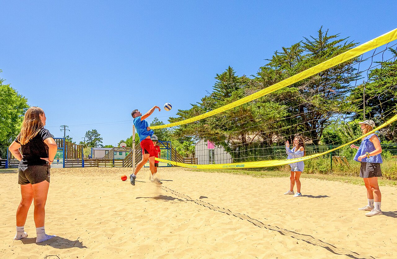Beach-volley au camping VAGUES OCEANES Grosses Pierres � Saint-Georges-d'Ol�ron (17).