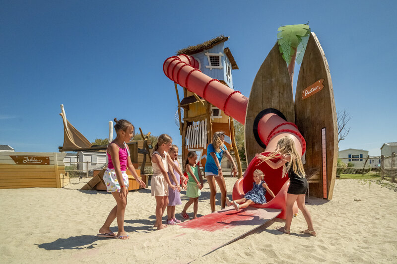 Jeu Carabouille - Toboggan g�ant, aire de jeux sable au camping VAGUES OCEANES Hamacs Fleury (11).