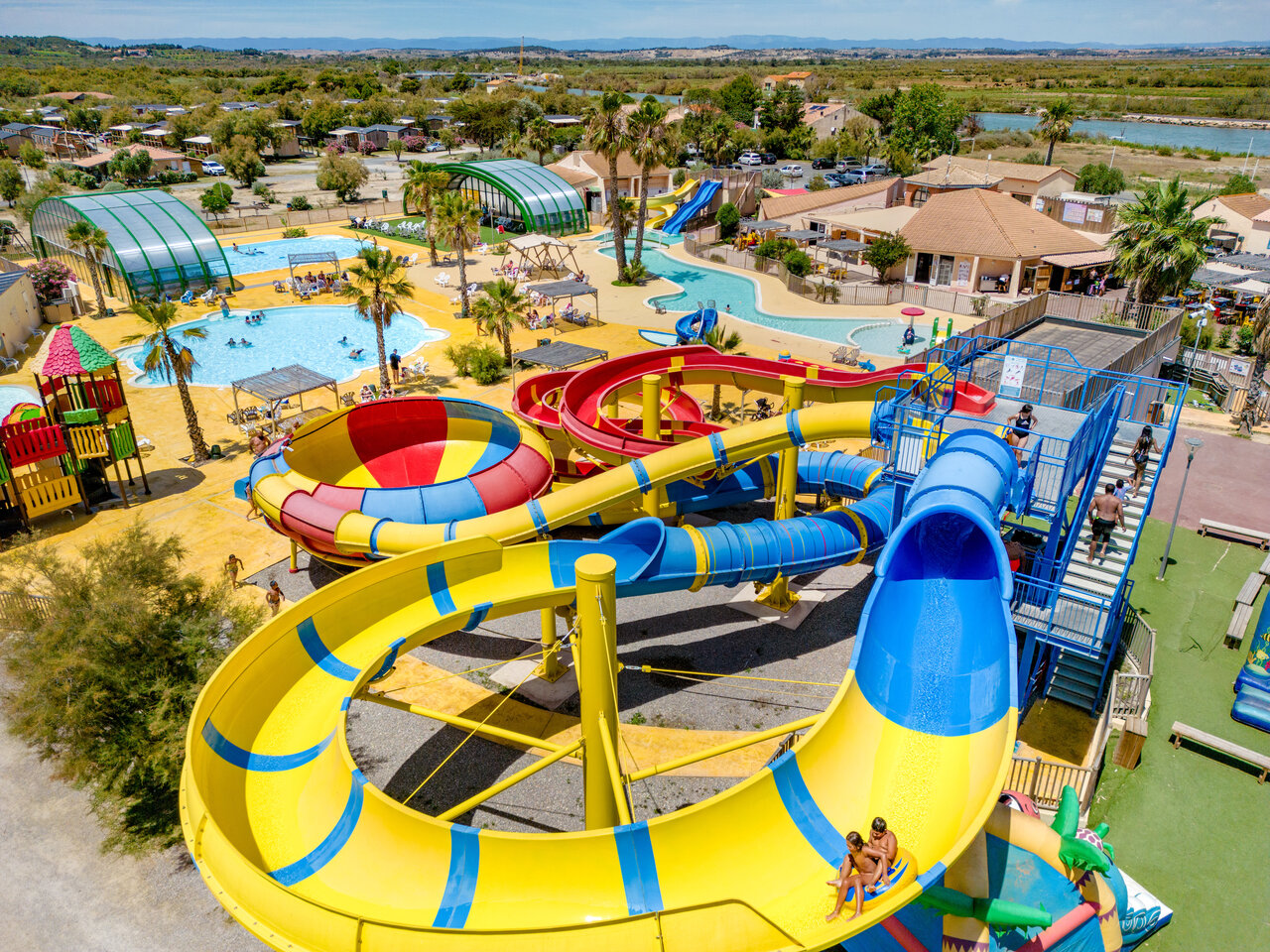 Parc aquatique avec toboggans g�ants, piscines et jeux au camping VAGUES OCEANES Hamacs � Fleury (11).