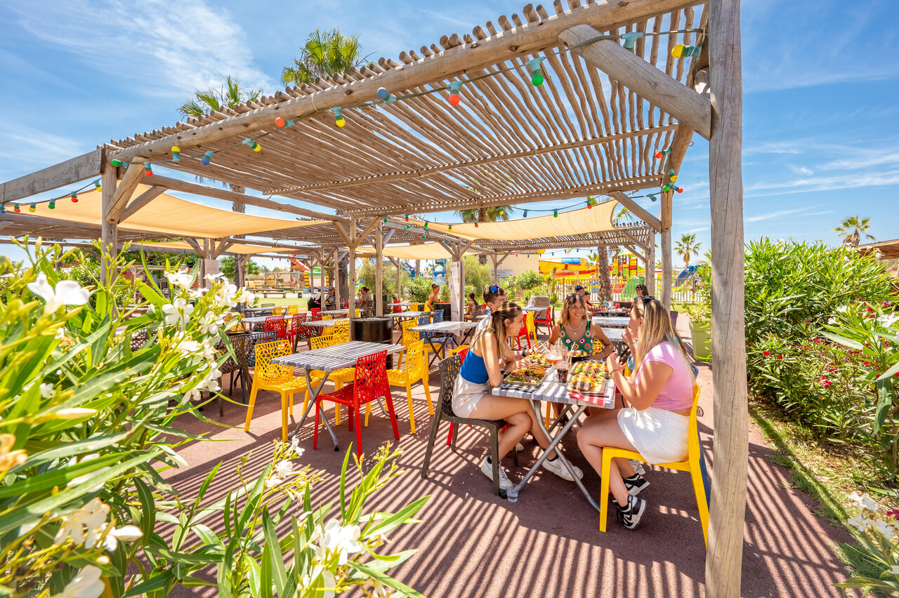 Restaurant ext�rieur, pergola, clients au camping VAGUES OCEANES Hamacs � Fleury (11).