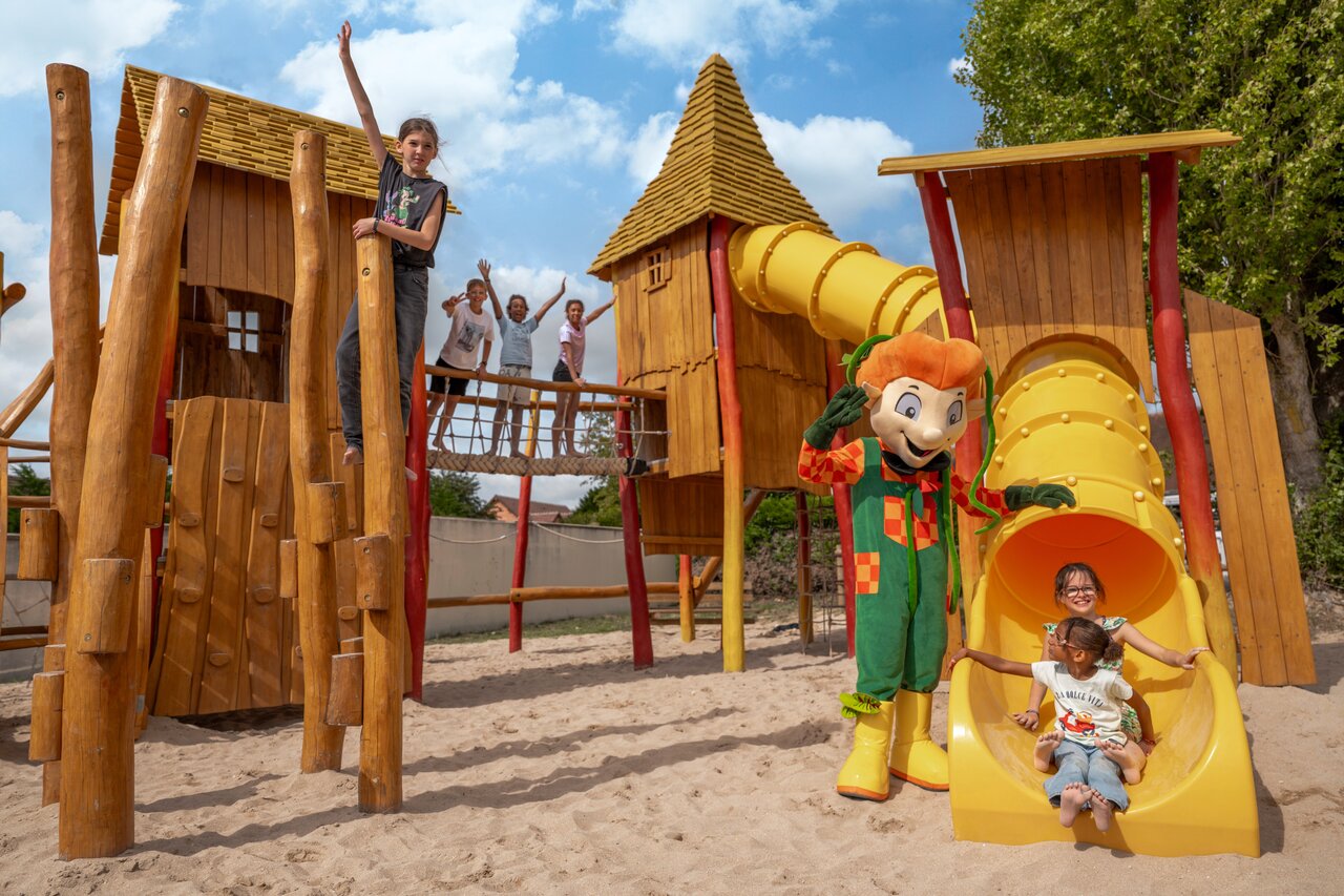 Aire de jeux en bois, toboggans, enfants, mascotte au camping CLICOCHIC Haras de Deauville.