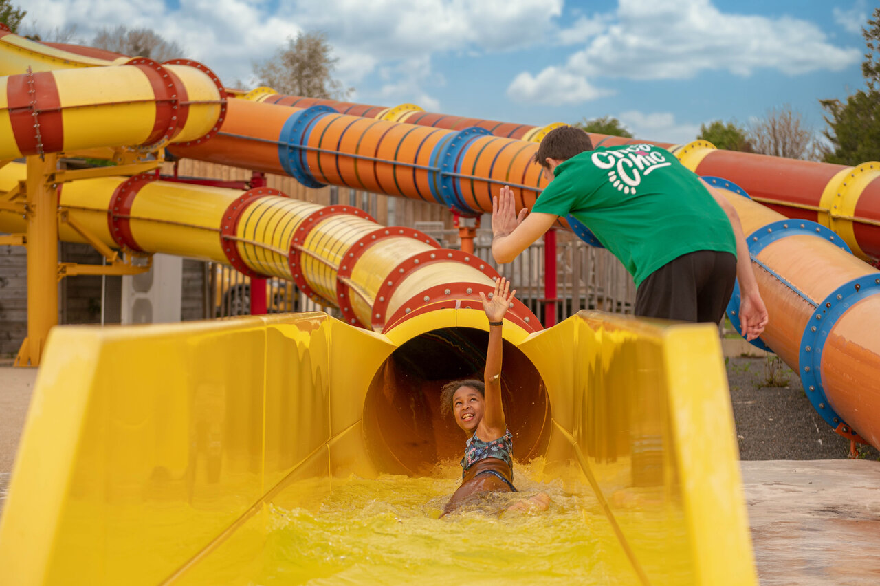 Toboggan aquatique avec enfant et animateur au camping CLICOCHIC Haras de Deauville � Touques (14).