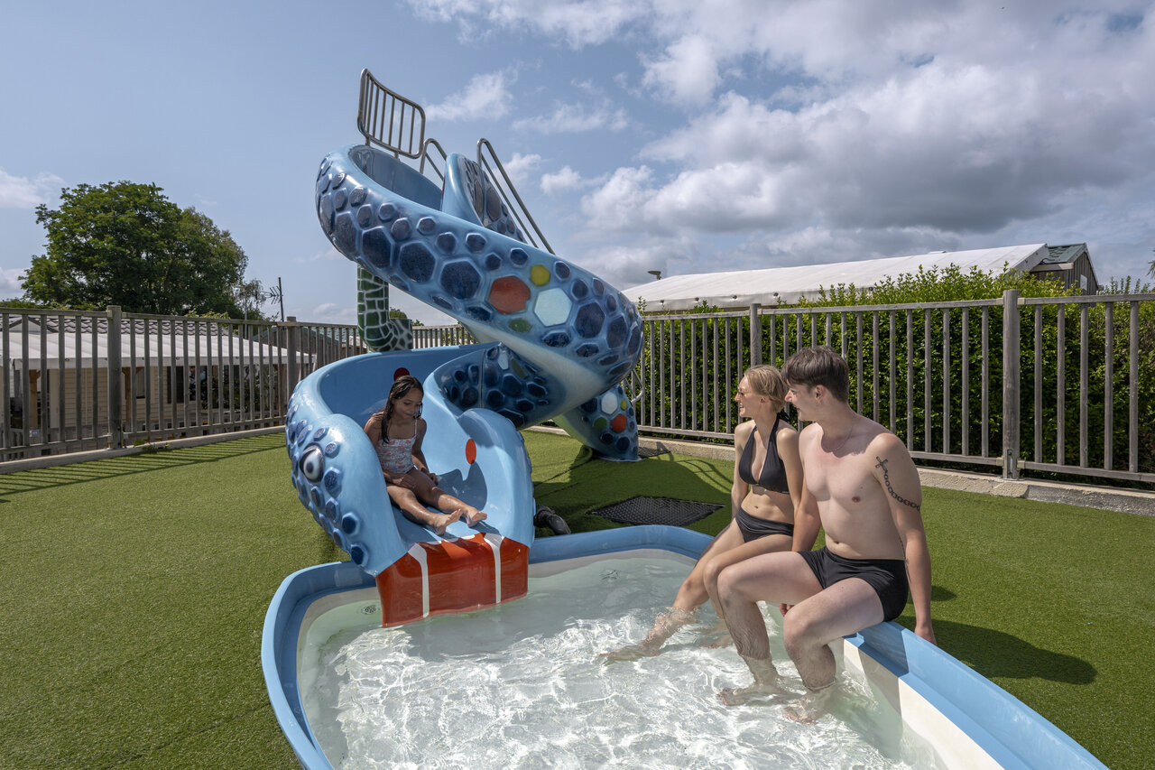 Toboggan aquatique ludique et pataugeoire pour enfants au camping CLICOCHIC Haras de Deauville � Touques (14).