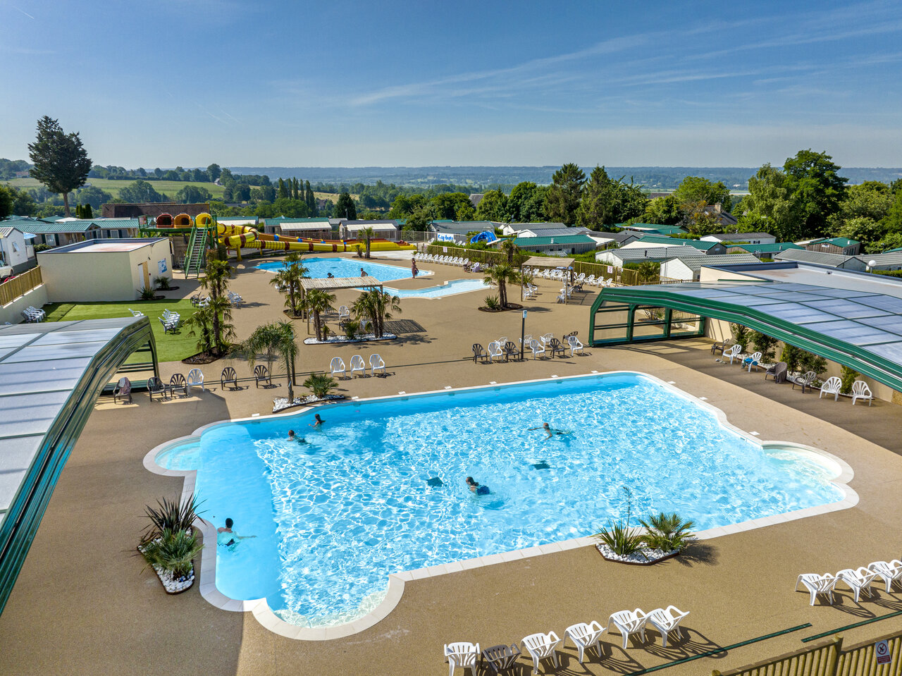 Piscine ext�rieure, toboggans, mobile-homes au camping CLICOCHIC Haras de Deauville � Touques (14).