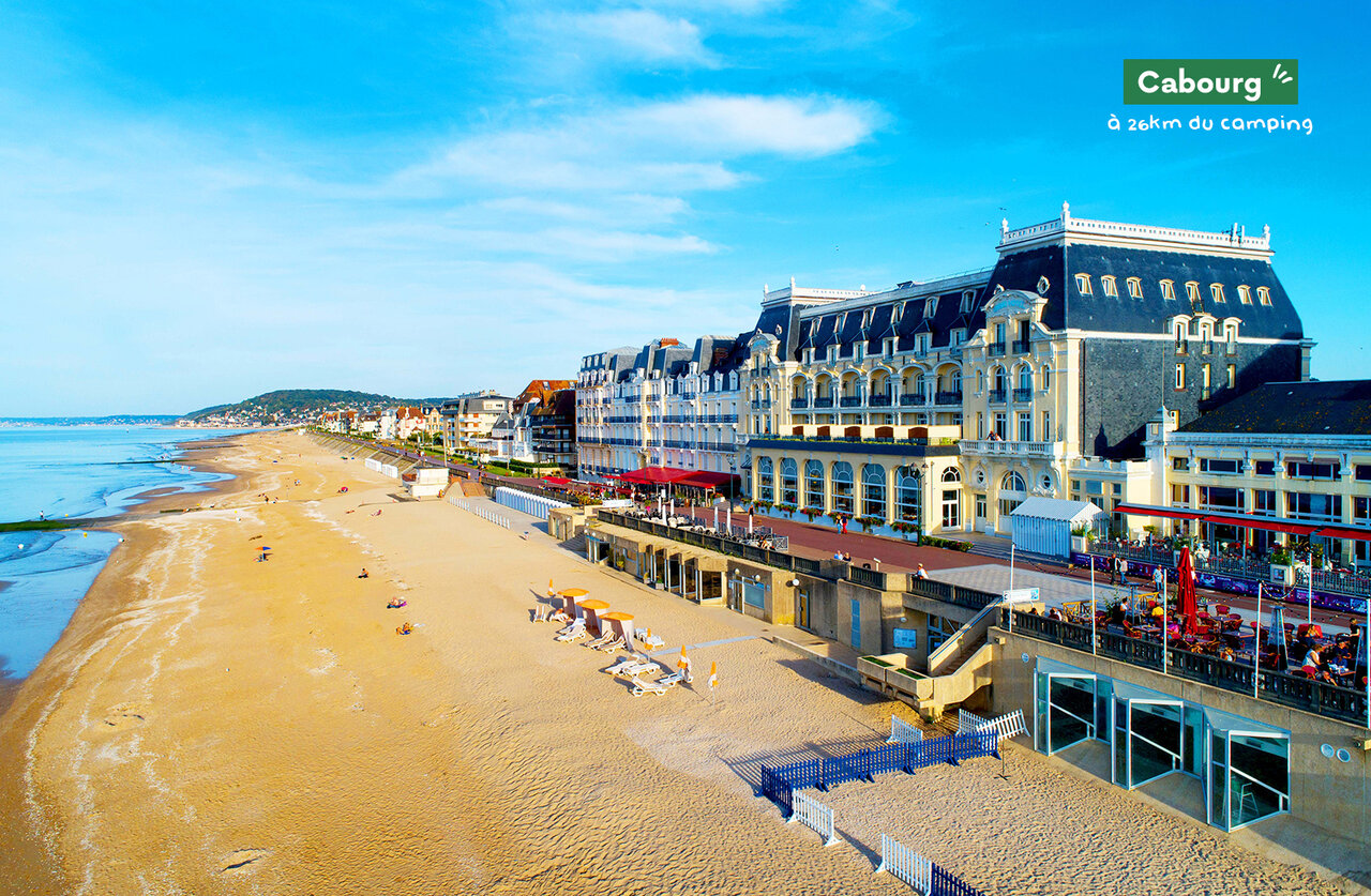 Longue plage de sable et b�timents �l�gants de Cabourg, ville � visiter.