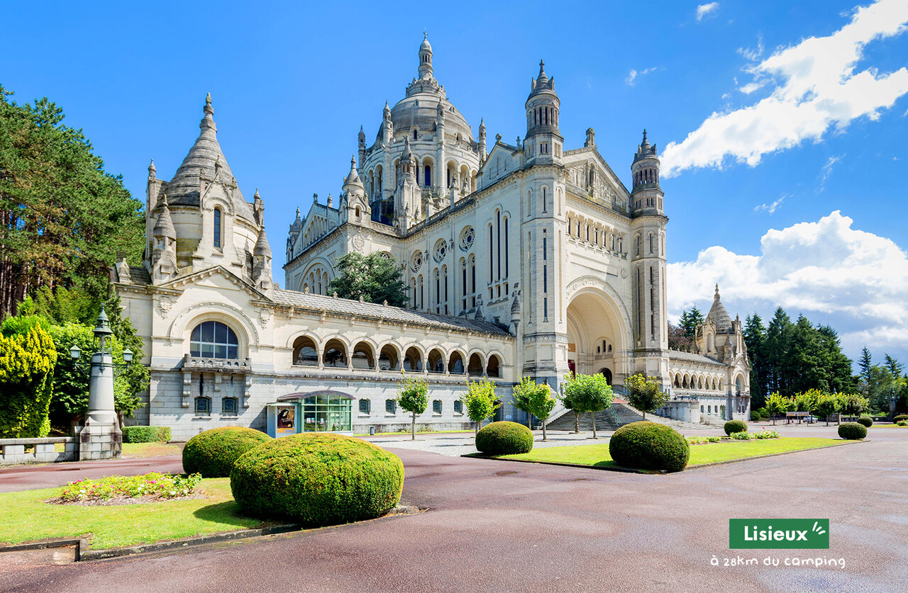 Basilique Sainte-Th�r�se de Lisieux, monument historique � visiter pr�s du camping.