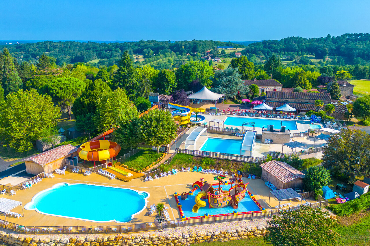 Grand parc aquatique avec toboggans, piscines et jeux d'eau au camping CAPFUN Hauts de Ratebout � STE FOY DE BELVES (24).