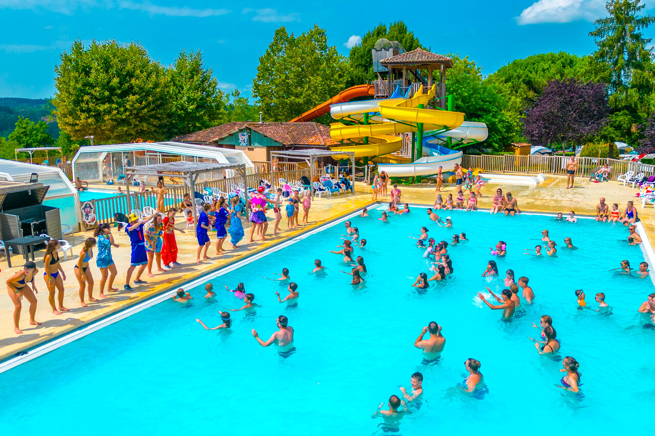 Piscine ext�rieure, toboggans, animation aquatique au camping CAPFUN Hauts de Ratebout (24).
