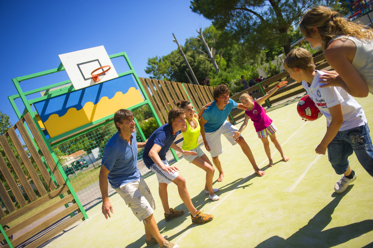 Terrain multisport familial au camping CAPFUN Hauts de Ratebout � STE FOY DE BELVES (24).