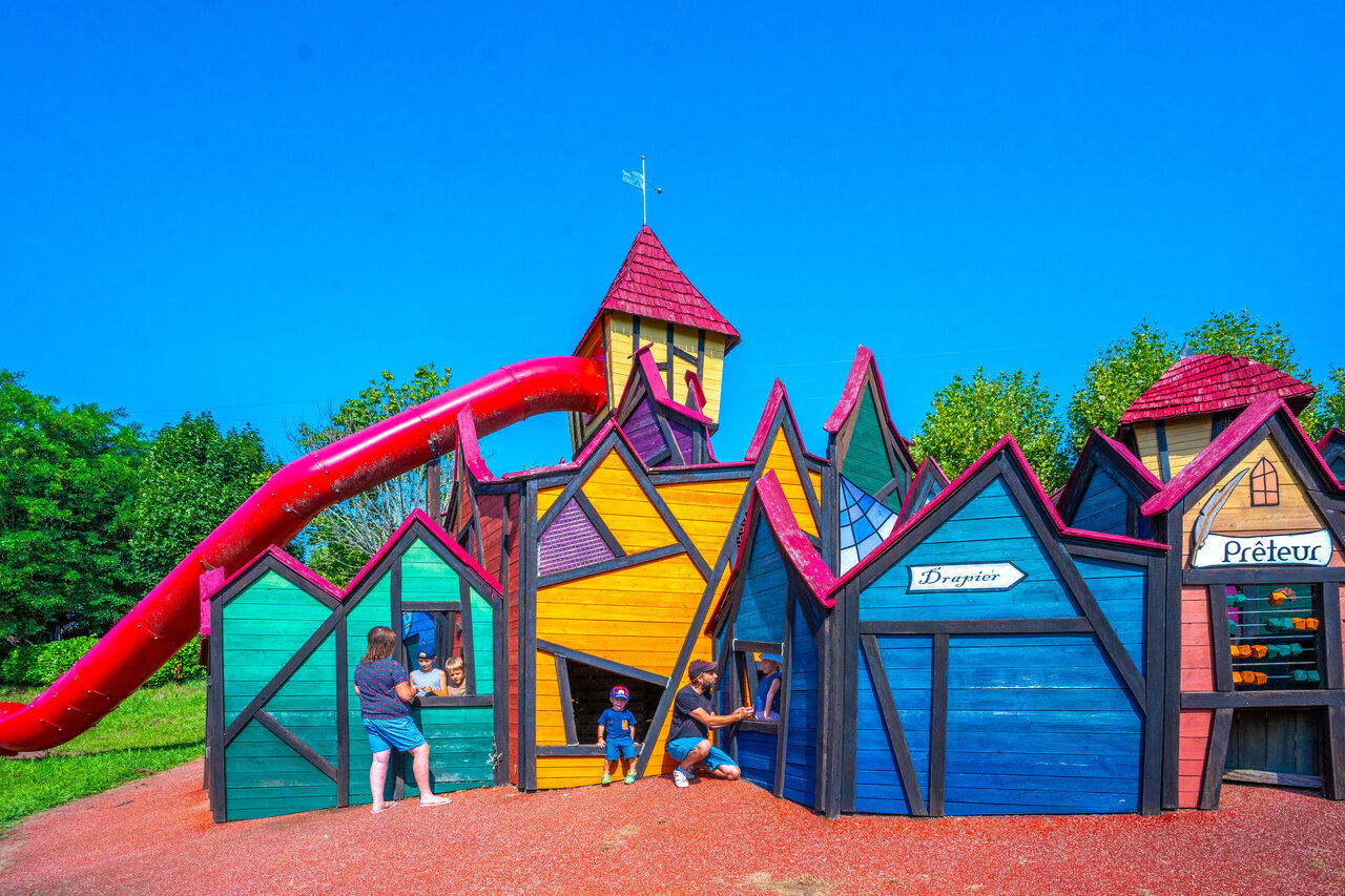 Toboggan, aire de jeux color�e au camping CAPFUN Hauts de Ratebout � STE FOY DE BELVES.