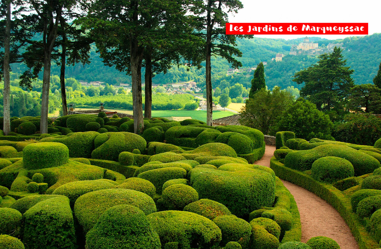 Jardins de Marqueyssac, buis sculpt�s, vue panoramique sur la Dordogne, pr�s de Sarlat.
