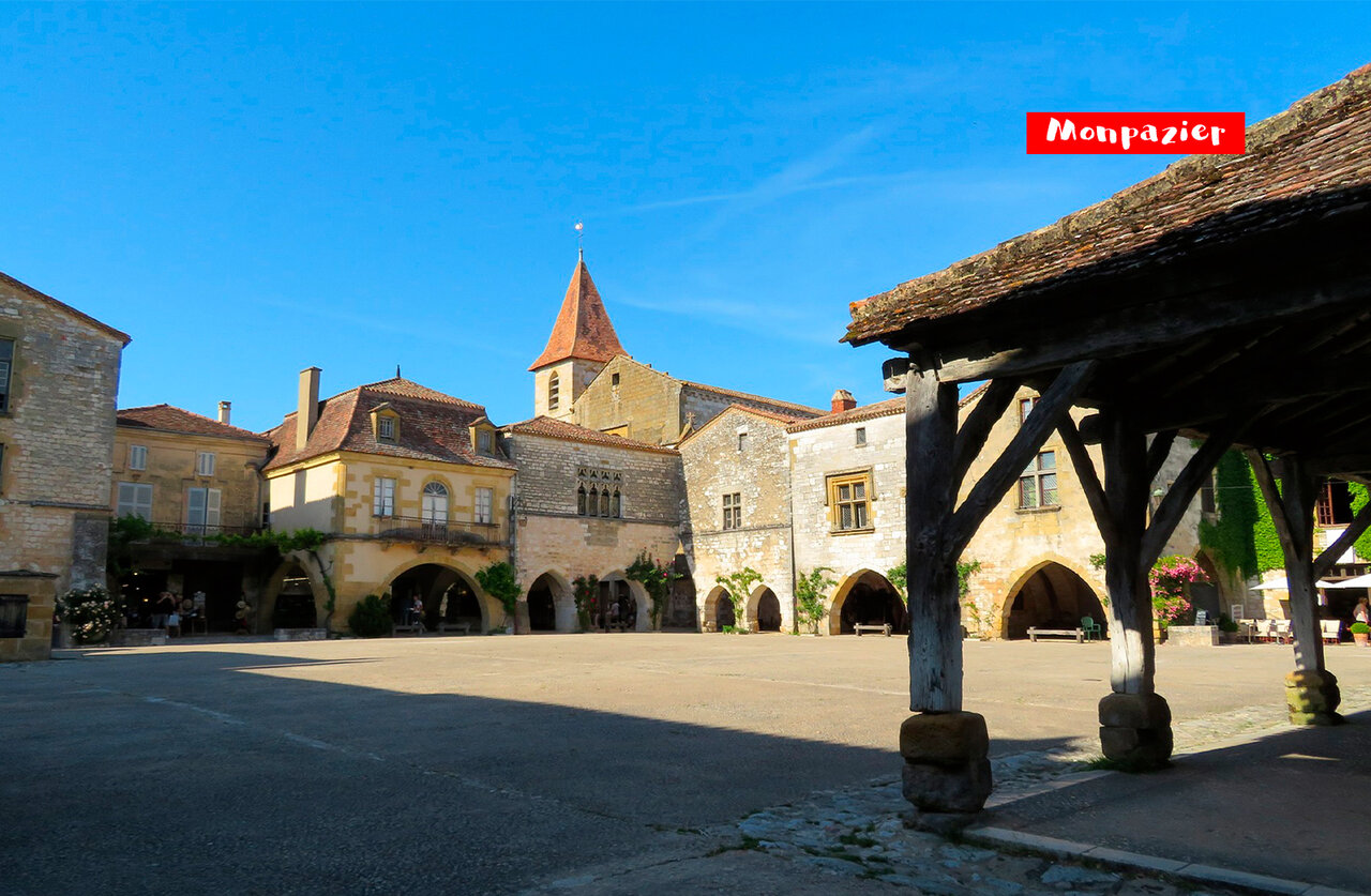 Place centrale de la bastide m�di�vale de Monpazier en Dordogne, France.