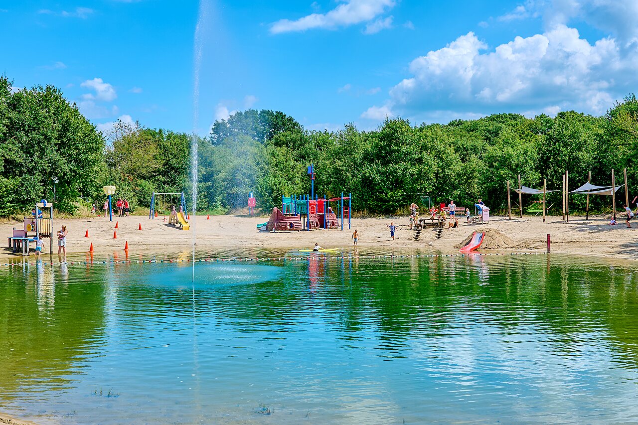 Aire de jeux aquatique et plage de sable pour enfants au camping CAPFUN Heino � Heino.