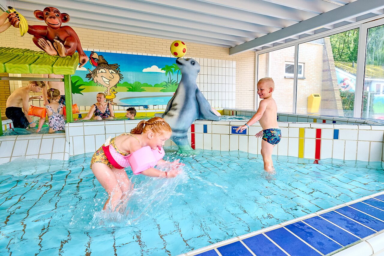 Piscine int�rieure avec jeux aquatiques et enfants au camping CAPFUN Heino � Heino.