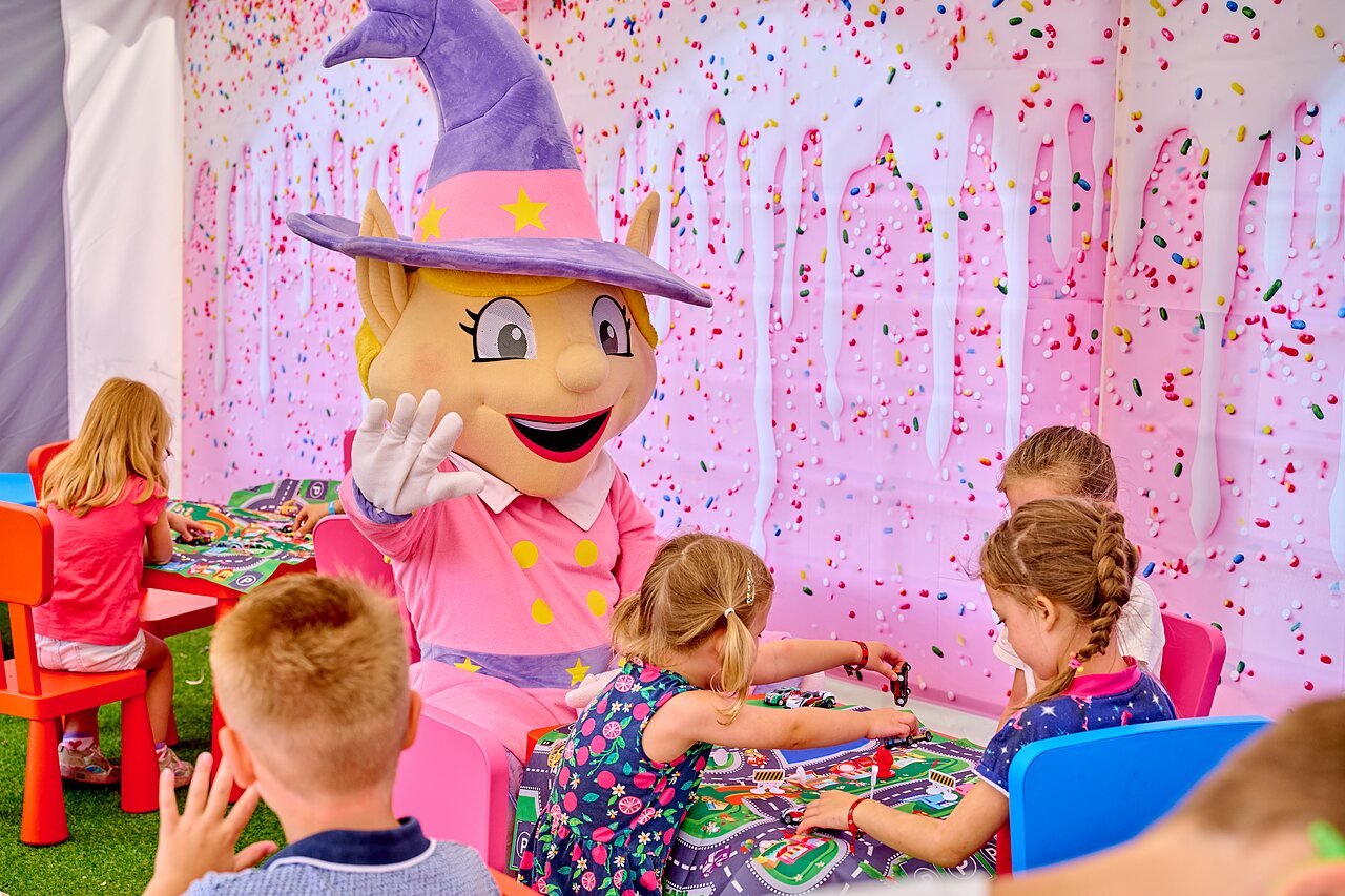 Mascotte et enfants jouant � des jeux de soci�t� au camping CAPFUN Heino � Heino.